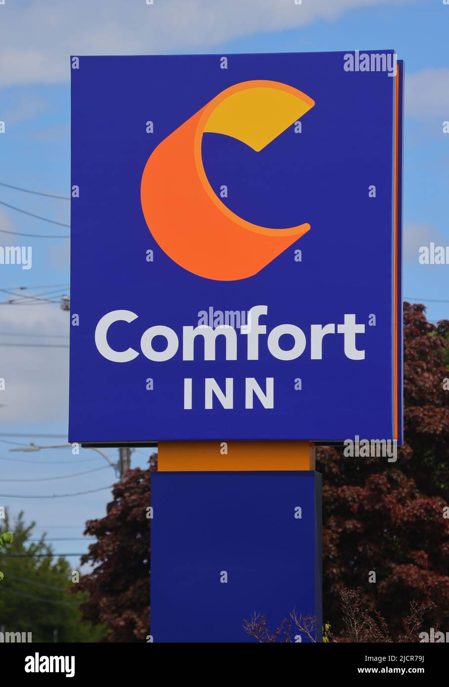 Das Schild des Comfort Inn Hotels befindet sich vor dem Hotel. Comfort Inn ist eine mittelklassige Hotelkette, die Teil der Gastfreundschaft ist. HALIFAX, NOVA SCOTIA, KANADA - JUNI 22 Stockfoto