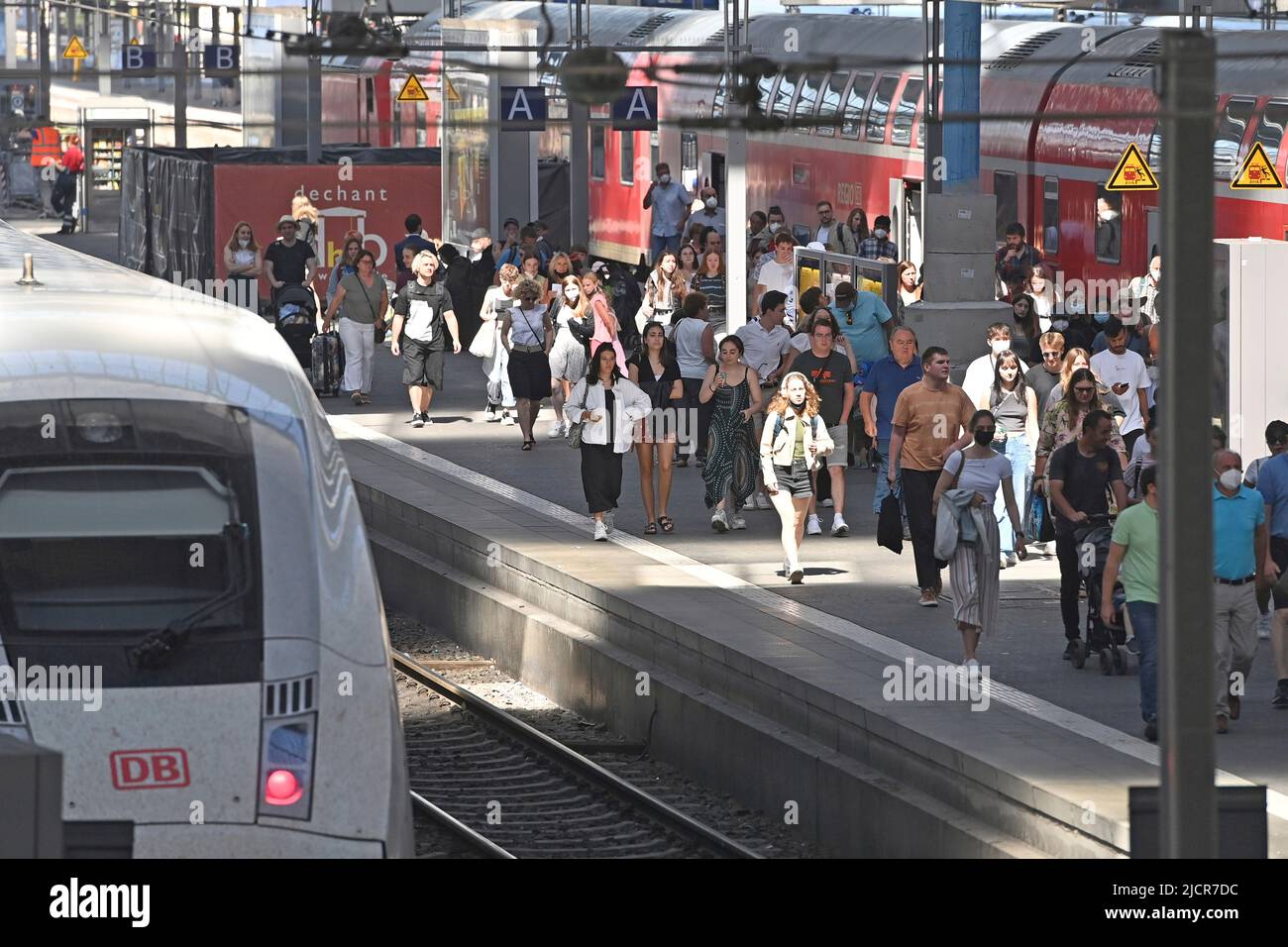 München, Deutschland. 15.. Juni 2022. Neun Euro Ticket-das Zugchaos wird immer schlimmer. Kredit: dpa/Alamy Live Nachrichten Stockfoto