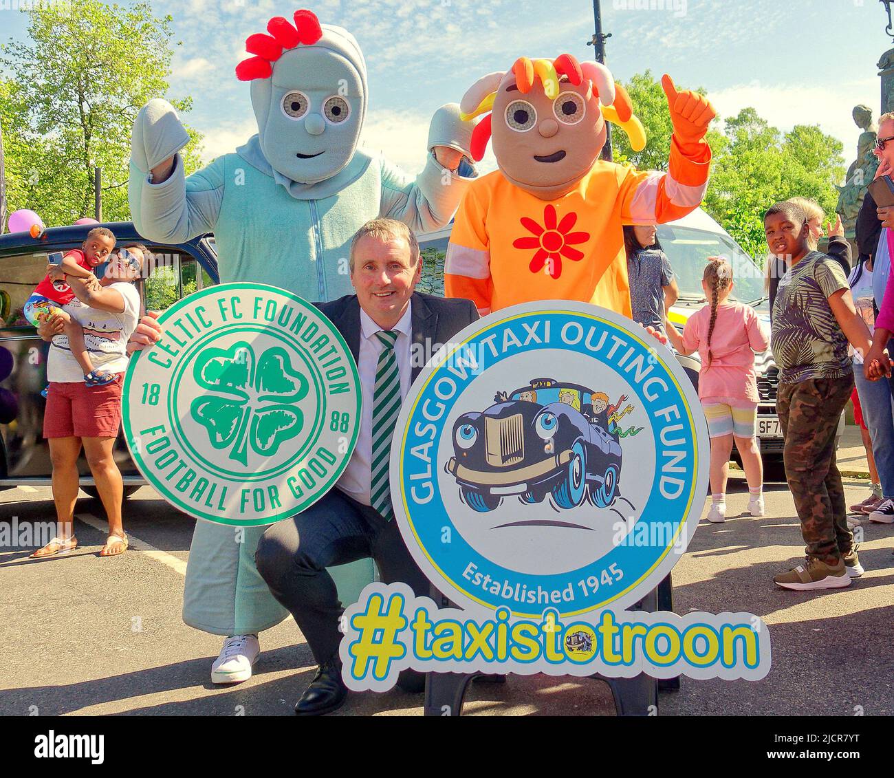 Glasgow, Schottland, Großbritannien, Juni 15. 2022. Wetter in Großbritannien: An einem warmen Tag gab es einen sonnigen Tag für Taxifahrer, der jährlich einen Charity-Ausflug nach troon für die Kinder im Ostende der Stadt macht. tom boyd, keltischer Charity-Botschafter. Credit Gerard Ferry/Alamy Live News Stockfoto