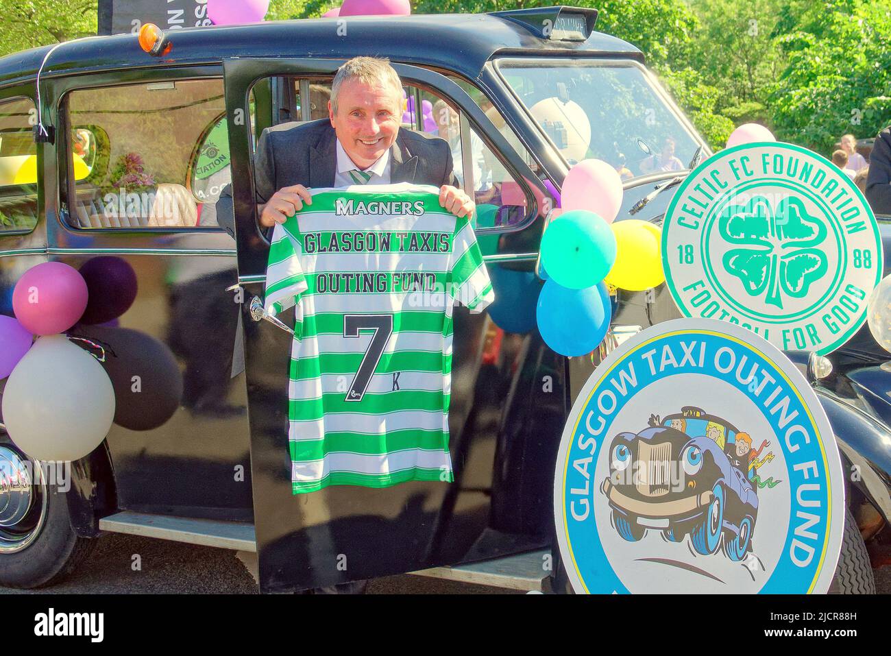 Glasgow, Schottland, Großbritannien, Juni 15. 2022. Wetter in Großbritannien: An einem warmen Tag gab es einen sonnigen Tag für Taxifahrer, der jährlich einen Charity-Ausflug nach troon für die Kinder im Ostende der Stadt macht. tom boyd, keltischer Charity-Botschafter. Credit Gerard Ferry/Alamy Live News Stockfoto