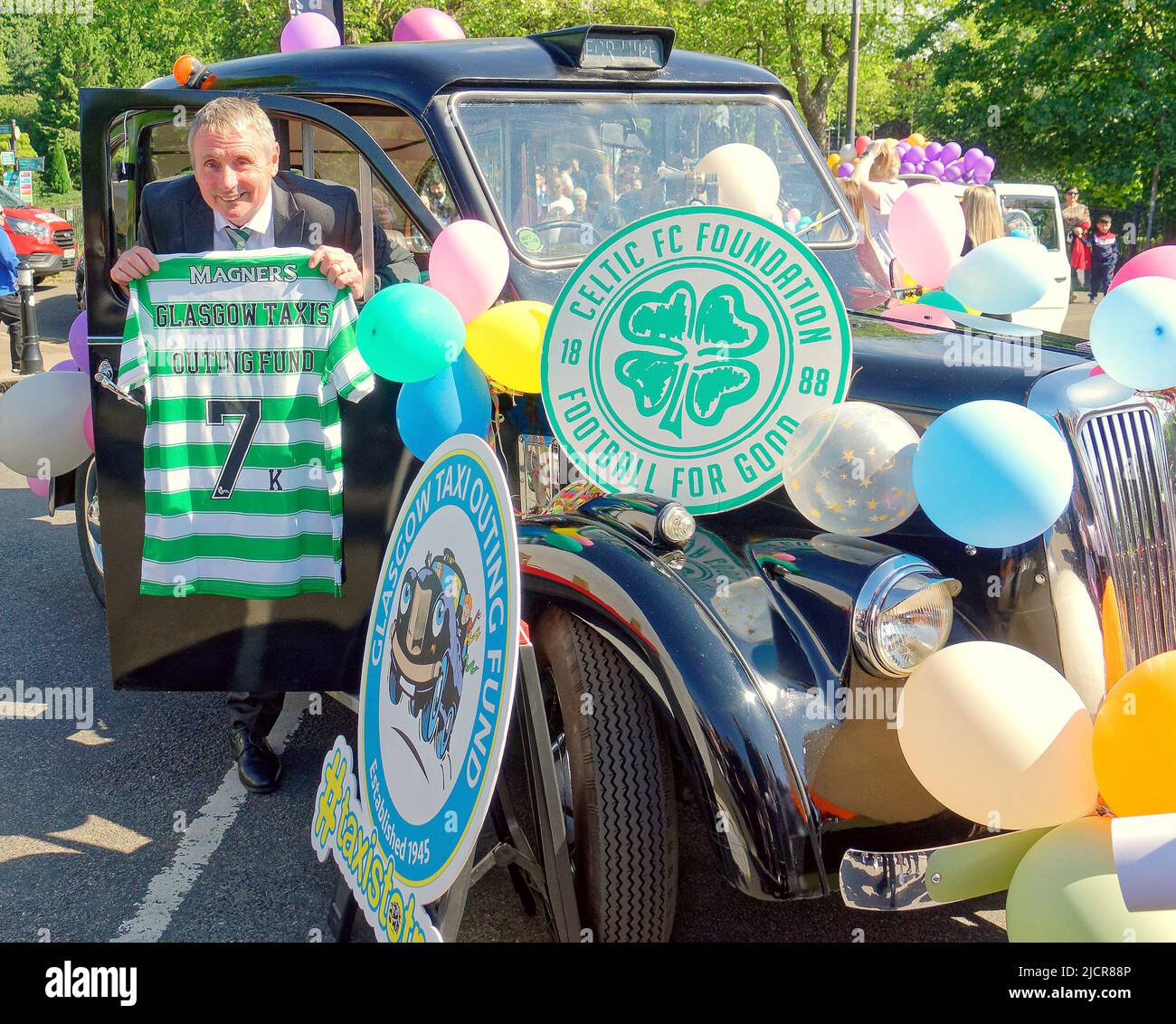 Glasgow, Schottland, Großbritannien, Juni 15. 2022. Wetter in Großbritannien: An einem warmen Tag gab es einen sonnigen Tag für Taxifahrer, der jährlich einen Charity-Ausflug nach troon für die Kinder im Ostende der Stadt macht. tom boyd, keltischer Charity-Botschafter. Credit Gerard Ferry/Alamy Live News Stockfoto