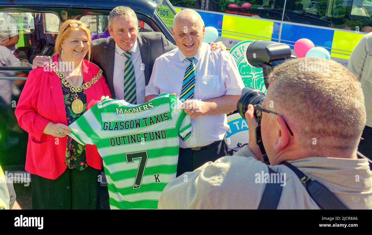 Glasgow, Schottland, Großbritannien, Juni 15. 2022. Wetter in Großbritannien: An einem warmen Tag gab es einen sonnigen Tag für Taxifahrer, bei dem die Taxifahrer jährlich einen wohltätigen Ausflug nach troon Unternehmen, um den Kindern im Osten der Stadt zu helfen. Neue lord-Provokantin Jacqueline McLaren und tom boyd celtic-Botschafterin für wohltätige Zwecke. Credit Gerard Ferry/Alamy Live News Stockfoto