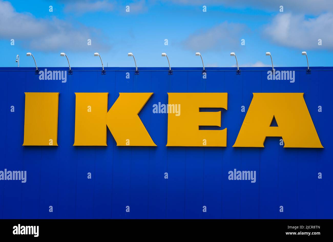 Store Front von IKEA. Der Einrichtungseinzelhändler und das Möbelgeschäft. HALIFAX, NOVA SCOTIA, KANADA - JUNI 2022 Stockfoto
