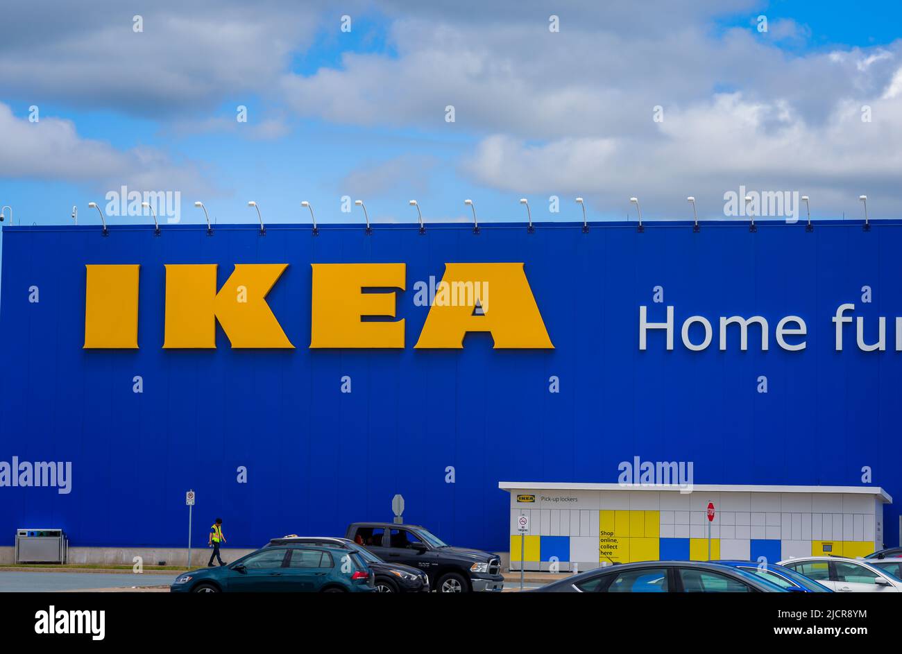 Store Front von IKEA. Der Einrichtungseinzelhändler und das Möbelgeschäft. HALIFAX, NOVA SCOTIA, KANADA - JUNI 2022 Stockfoto