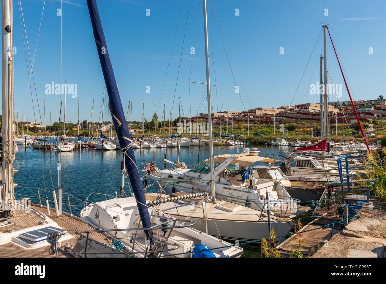 Segelboote vertäuten in der Marina von Balaruc les Bains, am Teich von Thau, in der Region von okzitanien, Frankreich Stockfoto