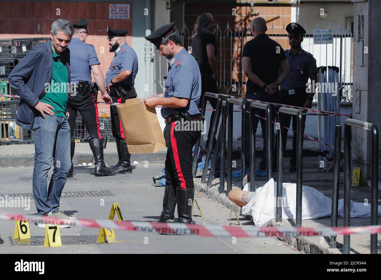 Neapel, Italien. 15.. Juni 2022. Neapels Mord an der Camorra in der Nachbarschaft, in der das Opfer Michele della Corte gerettet wurde, Ermittlungen der Carabinieri Kredit: Unabhängige Fotoagentur/Alamy Live News Stockfoto