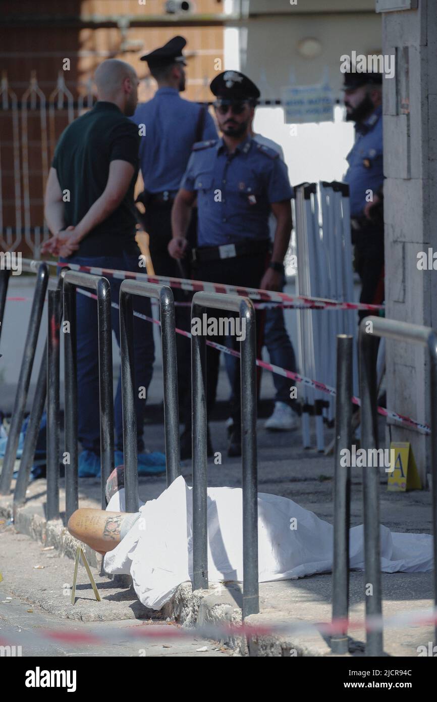 Neapel, Italien. 15.. Juni 2022. Neapels Mord an der Camorra in der Nachbarschaft, in der das Opfer Michele della Corte gerettet wurde, Ermittlungen der Carabinieri Kredit: Unabhängige Fotoagentur/Alamy Live News Stockfoto