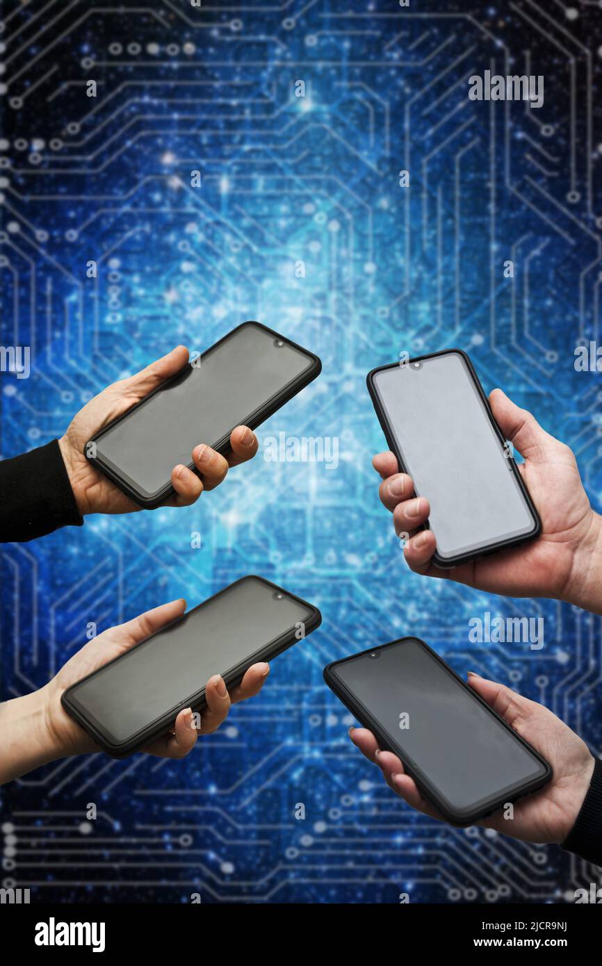 Hände halten Smartphones mit leeren Bildschirmen Stockfoto