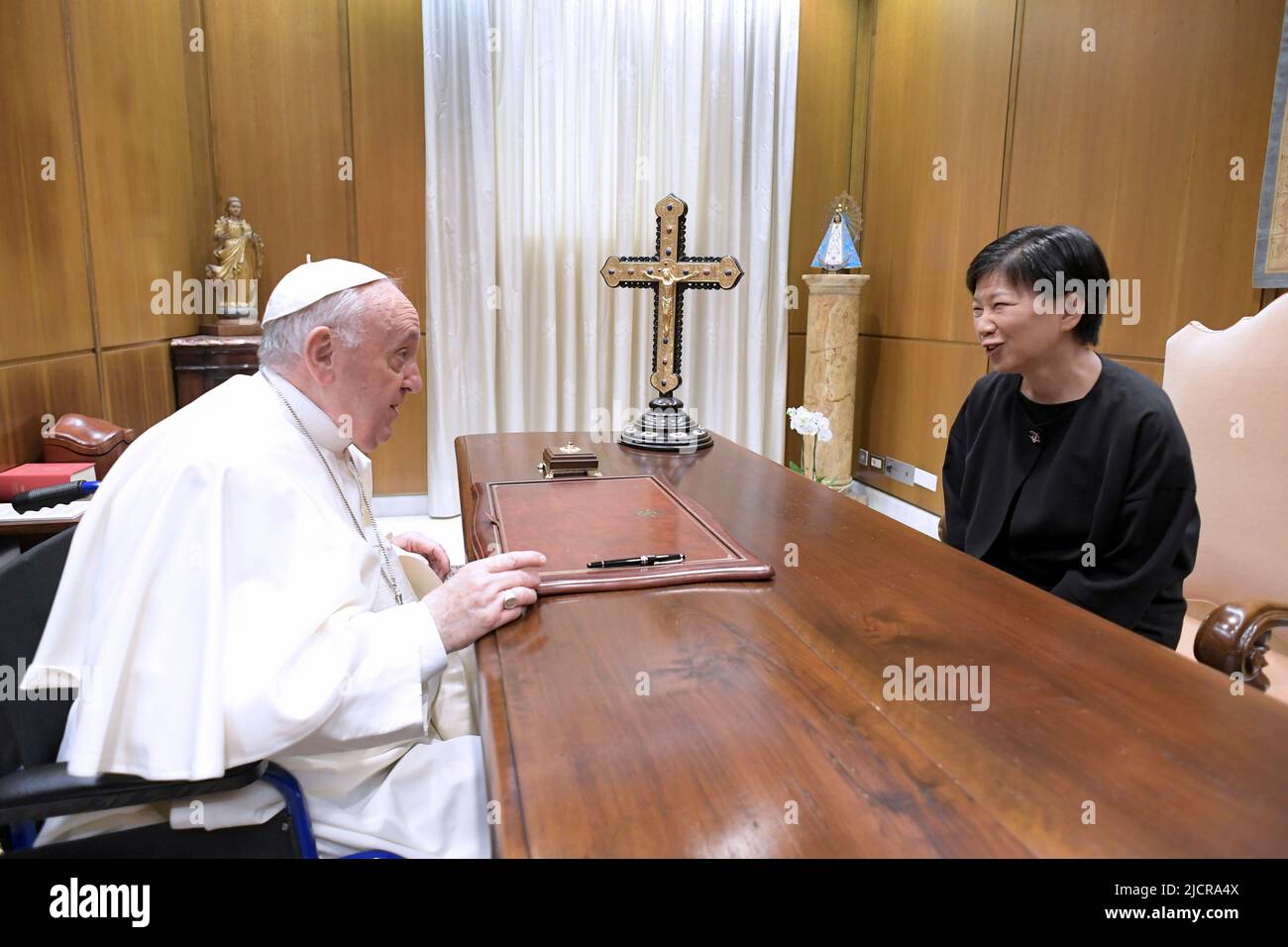 Vatikanstadt, Vatikan. 15. Juni 2022. Papst Franziskus trifft Izumi Nakamitsu, den Untergeneralsekretär der Vereinten Nationen und Hohen Vertreter für Abrüstung (UNODA) im Vatikan. (Foto von Vatican Media). Quelle: Vatican Media/Picciarella/Alamy Live News Stockfoto
