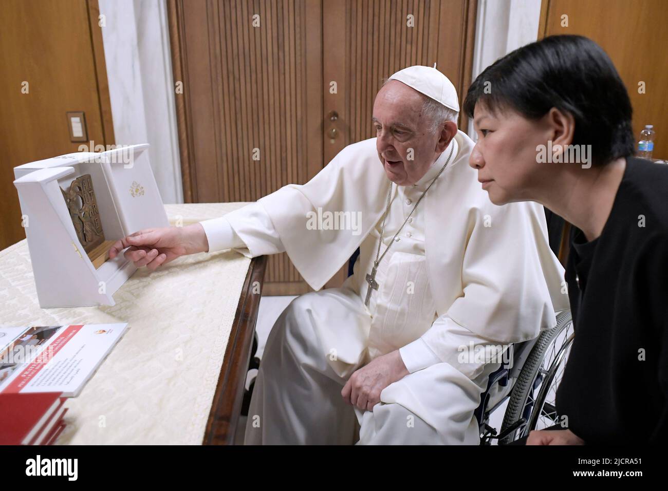 Vatikanstadt, Vatikan. 15. Juni 2022. Papst Franziskus trifft Izumi Nakamitsu, den Untergeneralsekretär der Vereinten Nationen und Hohen Vertreter für Abrüstung (UNODA) im Vatikan. (Foto von Vatican Media). Quelle: Vatican Media/Picciarella/Alamy Live News Stockfoto