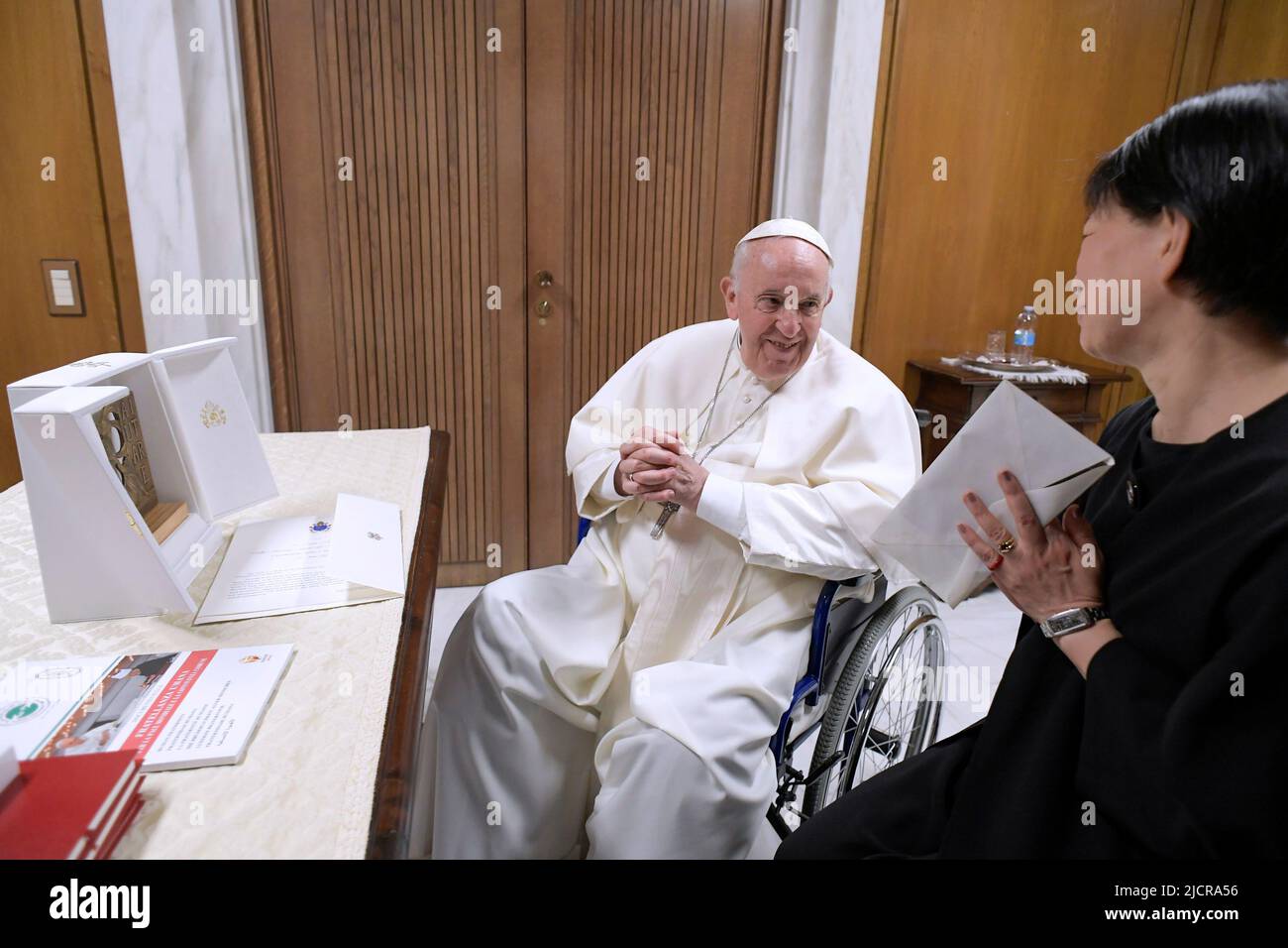 Vatikanstadt, Vatikan. 15. Juni 2022. Papst Franziskus trifft Izumi Nakamitsu, den Untergeneralsekretär der Vereinten Nationen und Hohen Vertreter für Abrüstung (UNODA) im Vatikan. (Foto von Vatican Media). Quelle: Vatican Media/Picciarella/Alamy Live News Stockfoto