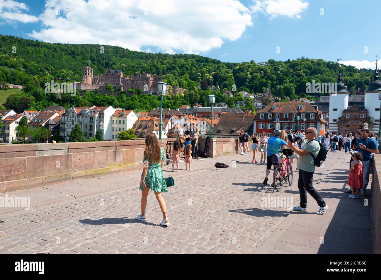 Sommertouristen auf der Alten Brücke Heidelberg, Deutschland Stockfoto