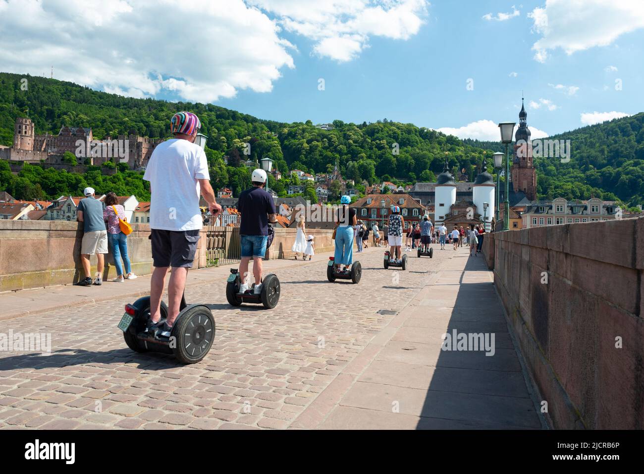 Segway-Tour auf der Alten Brücke in Heidelberg, Deutschland Stockfoto