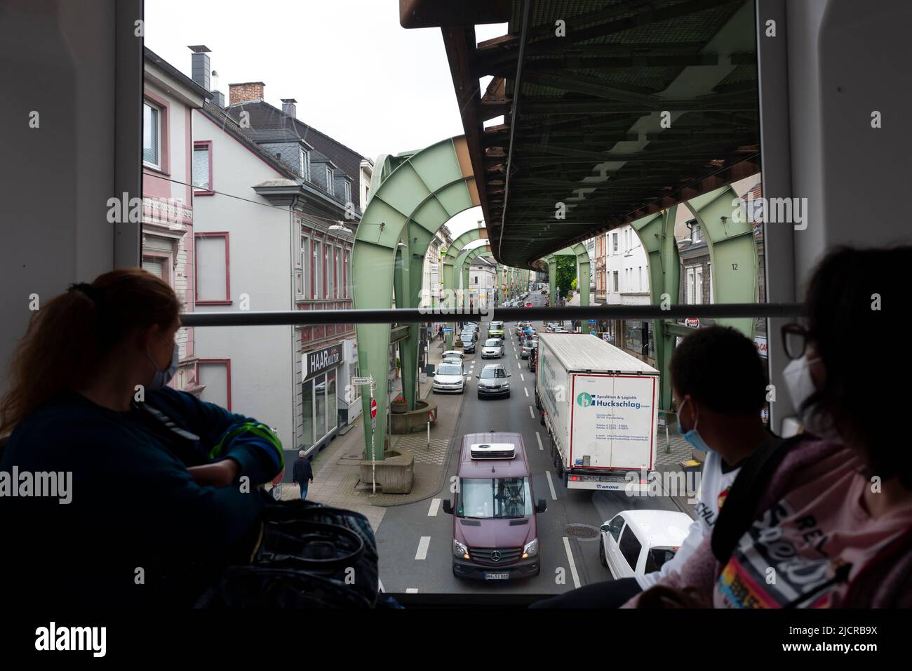 Blick vom hinteren Wagen auf die Wuppertaler Schwebebahn, Deutschland Stockfoto