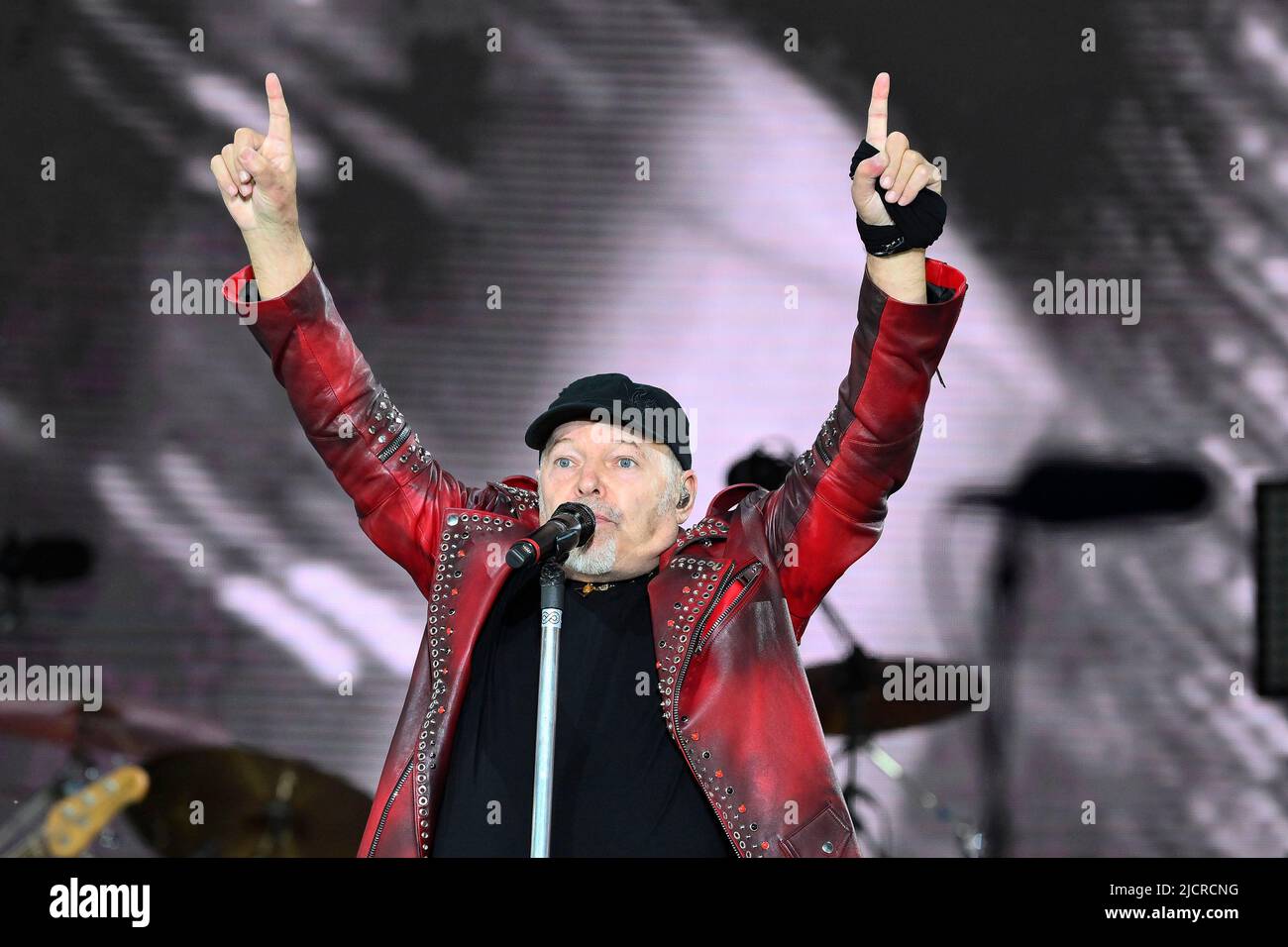 Rom, Italien. 12.. Juni 2022. Vasco Rossi während des Konzerts, Vasco Live, im Circo Massimo, 12.. Juni 2022, Rom, Italien. (Foto: Domenico Cippitelli/Pacific Press/Sipa USA) Quelle: SIPA USA/Alamy Live News Stockfoto