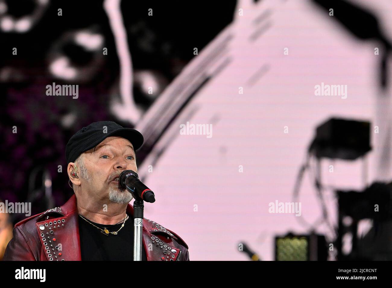 Rom, Italien. 12.. Juni 2022. Vasco Rossi während des Konzerts, Vasco Live, im Circo Massimo, 12.. Juni 2022, Rom, Italien. (Foto: Domenico Cippitelli/Pacific Press/Sipa USA) Quelle: SIPA USA/Alamy Live News Stockfoto