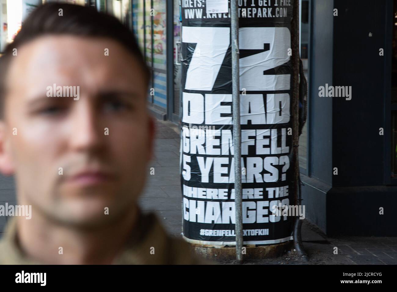 London, Großbritannien. 14.. Juni 2022. Während des stillen Spaziergangs wird ein Grenfell-Feuerplakat gesehen. Fünf Jahre nach der Katastrophe begannen Feuerüberlebende und Hinterbliebene im Grenfell Tower einen Gedenktag und forderten, dass die Behörden endlich Gerechtigkeit üben. Kredit: SOPA Images Limited/Alamy Live Nachrichten Stockfoto