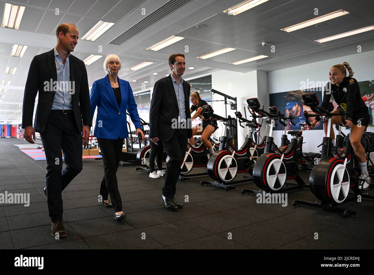(Von links nach rechts) der Duke of Cambridge, Leiterin der Frauenfußballmannschaft, Baroness Suen Campbell und Leiter des englischen Fußballverbands (FA) Mark Bullingham bei einem Besuch im St. George's Park, Englands nationalem Fußballzentrum in Burton-on-Trent, um sich vor der UEFA Women's Euro 2022 mit der englischen Frauenmannschaft zu treffen. Bilddatum: Mittwoch, 15. Juni 2022. Stockfoto