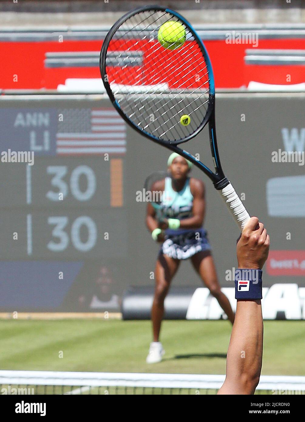 Berlin, Deutschland. 15.. Juni 2022. Tennis WTA Tour, 16 Einzelspiele, Frauen, Wettkampf, 1. Runden Li (USA) - Gauff (USA), Steffi Graf Stadion: Coco Gauff wartet auf den Aufschlag. Quelle: Wolfgang Kumm/dpa/Alamy Live News Stockfoto