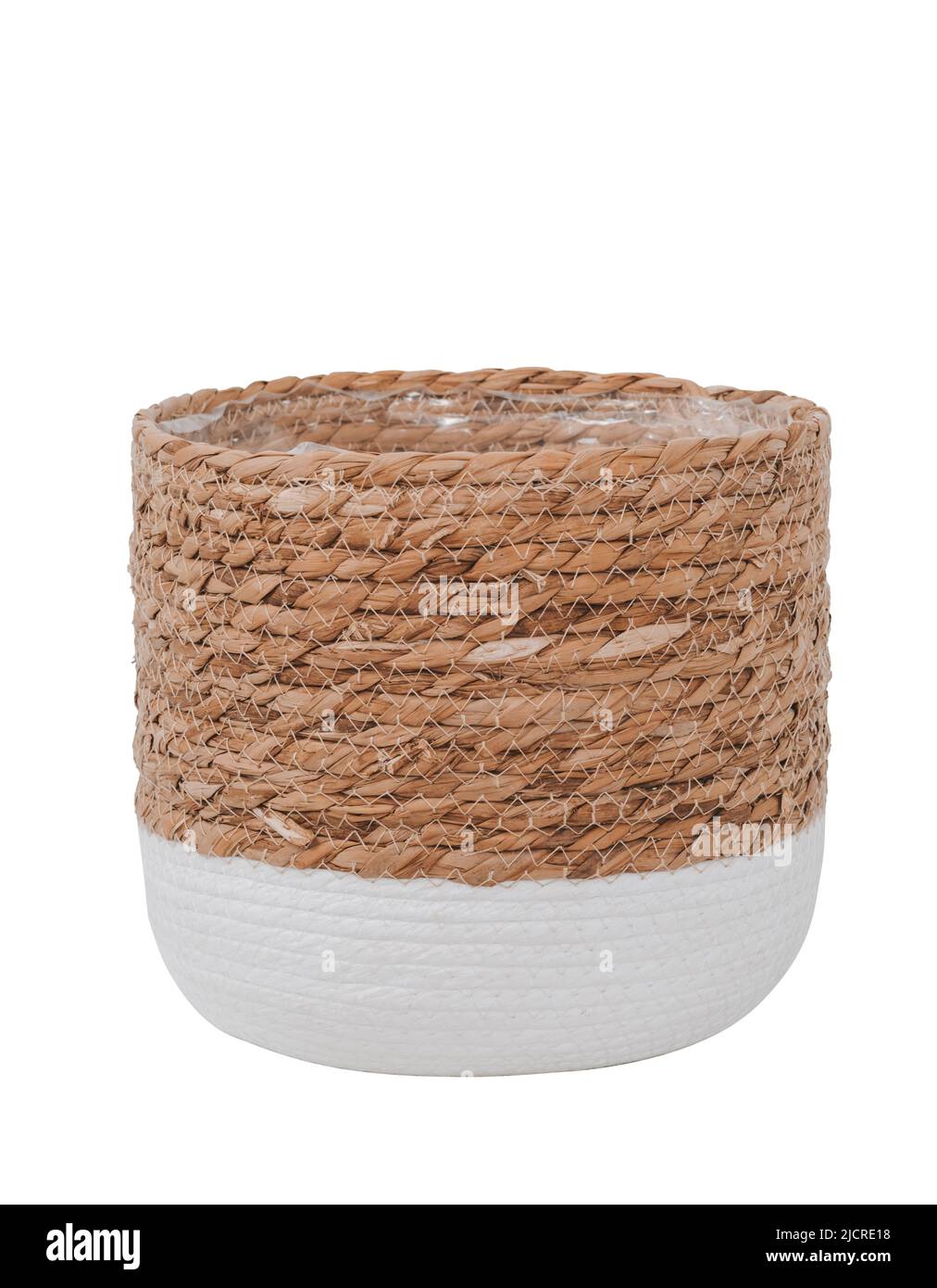 Leere trendige Design handgewebte Seegras und Baumwolle Bauchkorb kann als Cachepot verwenden. Runder Aufbewahrungskorb aus geflochtenem Stroh mit weißer Baumwolle, isoliert auf weißem Hintergrund mit Schneideweg Stockfoto