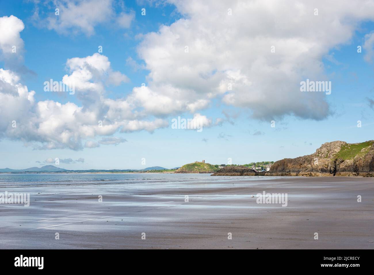 Criccieth Castle von Black Rock Sands an der Küste von Nord-Wales aus gesehen. Stockfoto