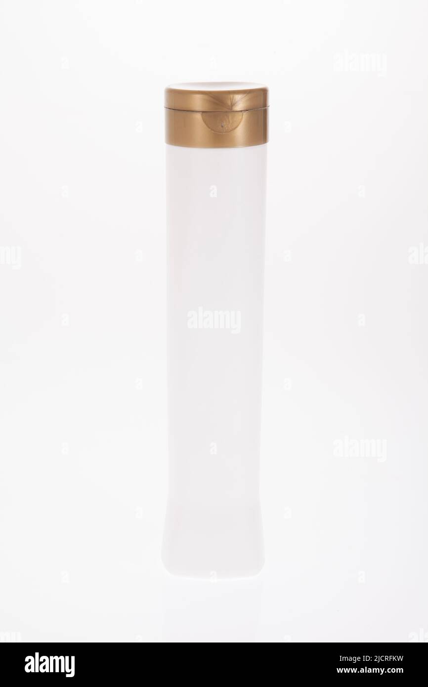 Mehrzweckbehälter; weißes Kunststoffglas mit goldenem Deckel - Foto auf weißem Hintergrund. Stockfoto