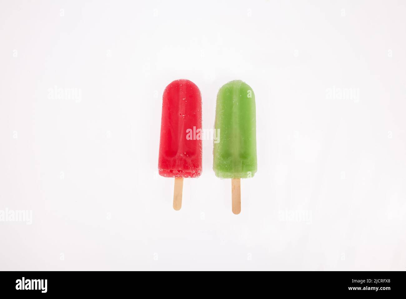 Zwei leckere und erfrischende Eiszapfen auf weißem Hintergrund. Stockfoto