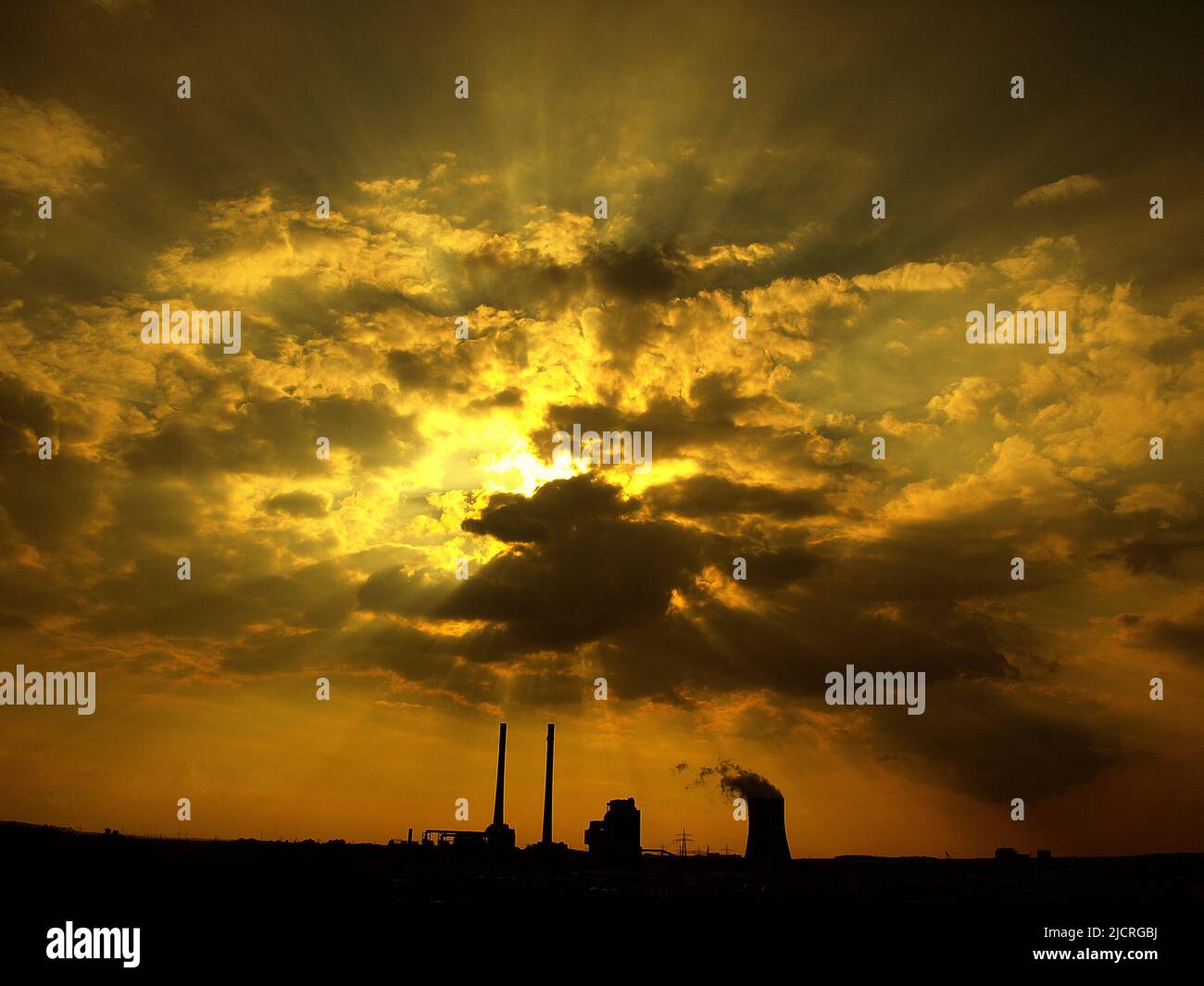 Dramatische Silhouette Sonnenaufgang des Himmels und die Sonne bedeckt von dicken Wolken. Stockfoto