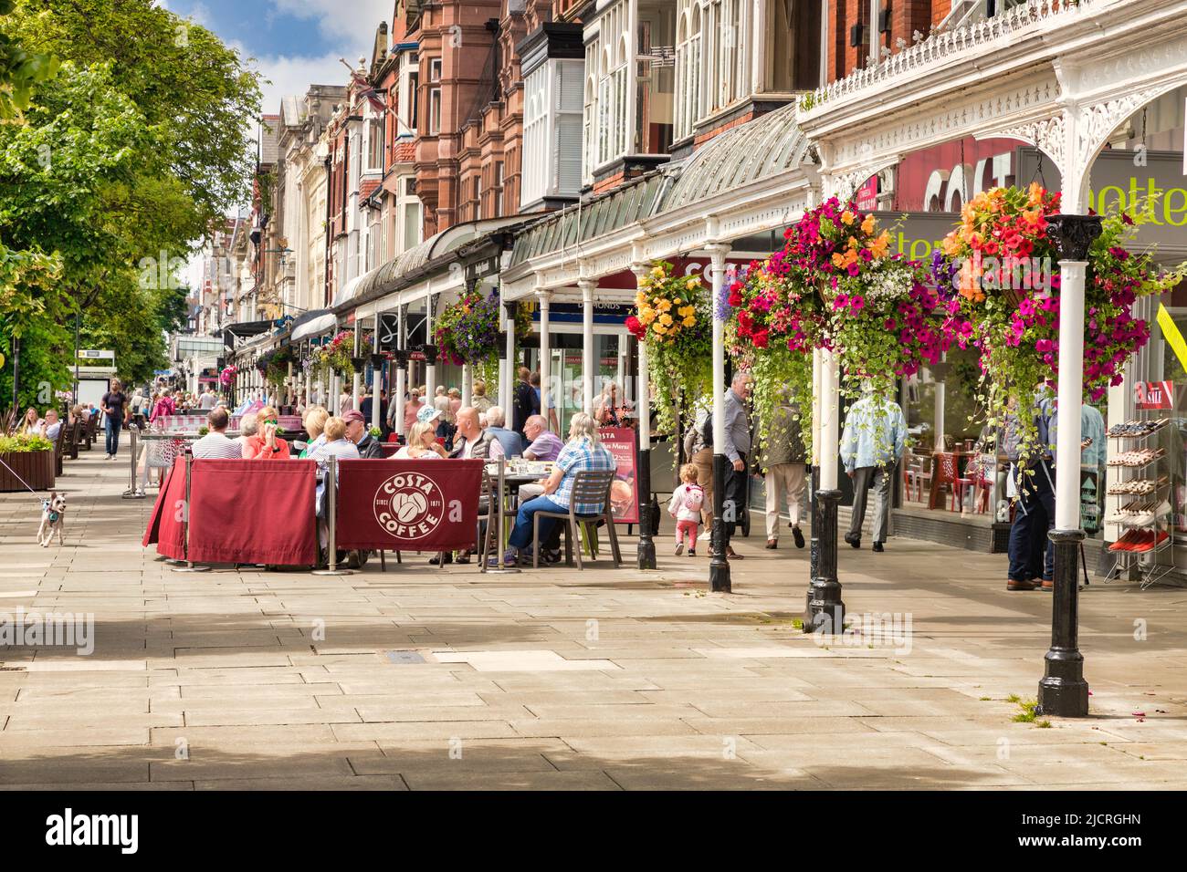 14. Juli 2019: Southport, Merseyside, Großbritannien - Lord Street, die Haupteinkaufsstraße der Küstenstadt, mit einem Costa Coffee Shop, viele Leute sitzen... Stockfoto
