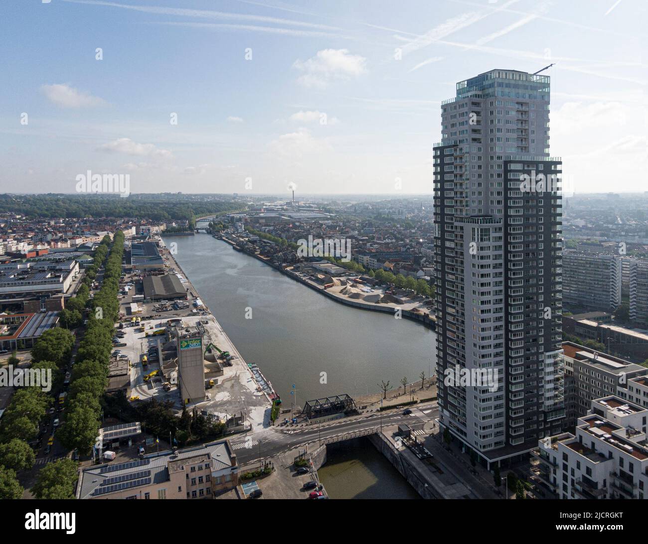 Brüssel, Belgien - 12. Mai 2022: Stadtlandschaft der Stadt Brüssel, Wolkenkratzer-Apartmentgebäude mit dem Fluss Senne, der Brüssel und in durchquert Stockfoto