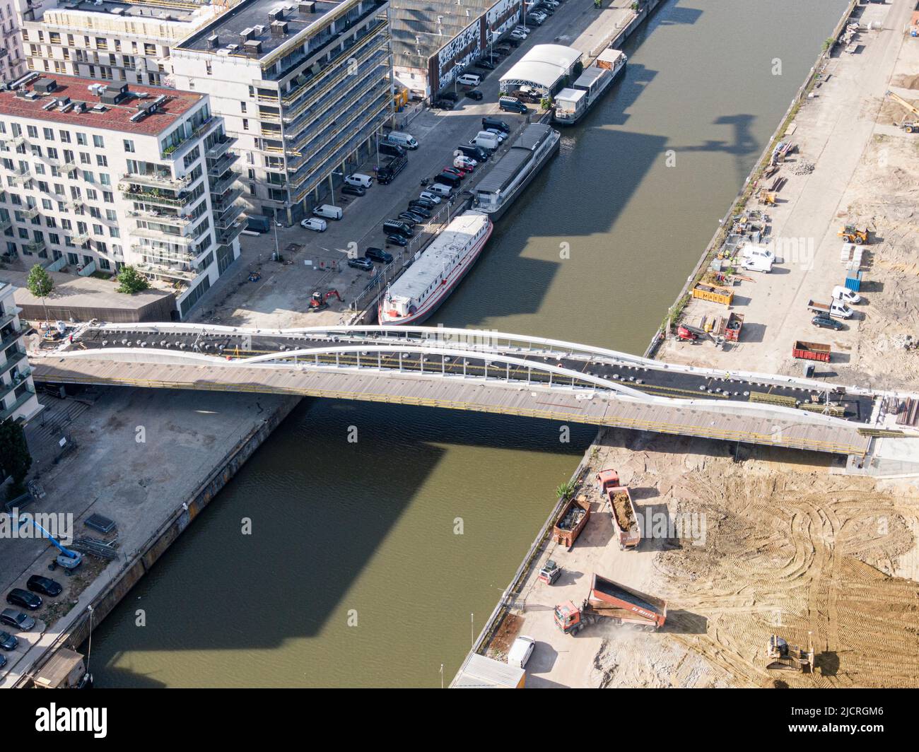 Brüssel, Belgien - 12. Mai 2022: Stadt Brüssel. Brücke über den Brüsseler Kanal im Bau. Diese Brücke ist für Fußgänger und Cyc bestimmt Stockfoto