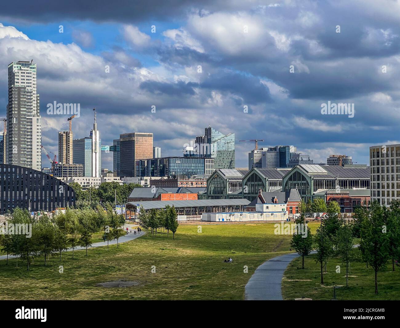 Brüssel, Belgien - 19. Mai 2022: Stadtbild der Stadt Brüssel, Wolkenkratzer im Sommer an einem bewölkten und sonnigen Tag mit einem dramatischen Himmel. Grüner Park in der Stockfoto