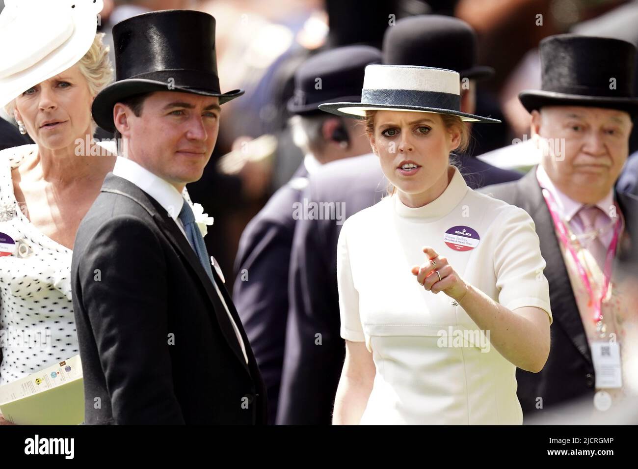 Prinzessin Beatrice und Edoardo Mapelli Mozzi kommen in der königlichen Prozession während des zweiten Tages von Royal Ascot auf der Pferderennbahn Ascot an. Bilddatum: Mittwoch, 15. Juni 2022. Stockfoto