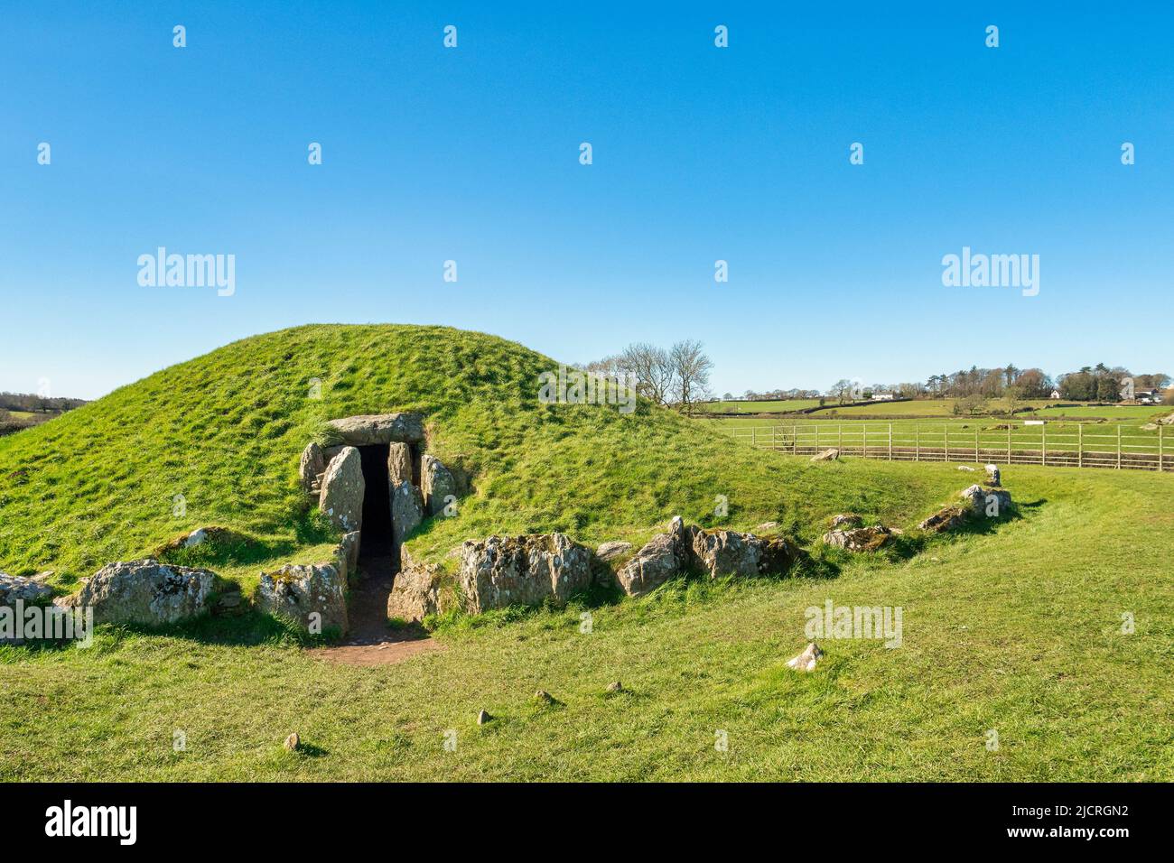 Eintritt zu Bryn Celli Du, einem neolithischen Durchgangsgrab in Anglesey, Nordwales Stockfoto