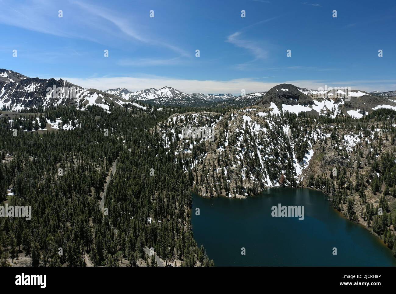 High Sierra Mountains in der Nähe von Markleeville, Kalifornien. Kinney Lake, Lake Alpine und Ebbets Peak werden angezeigt. Stockfoto