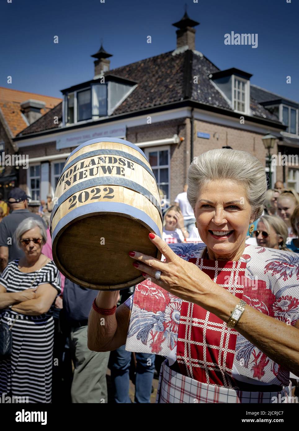 2022-06-15 15:09:53 BUNSCHOTEN-SPAKENBURG - Ein Botter bringt das erste Heringsfass an Land an den Tag, an dem der nationale Verkauf von neuen Hering beginnt. Der Fischhandelsverband Spakenburg (SVV) feiert sein 40.-jähriges Bestehen mit dem Kauf des allerersten Fasses von Hollandse Nieuwe auf der Fischauktion in Scheveningen. ANP ROBIN VAN LONKHUIJSEN niederlande Out - belgien Out Stockfoto