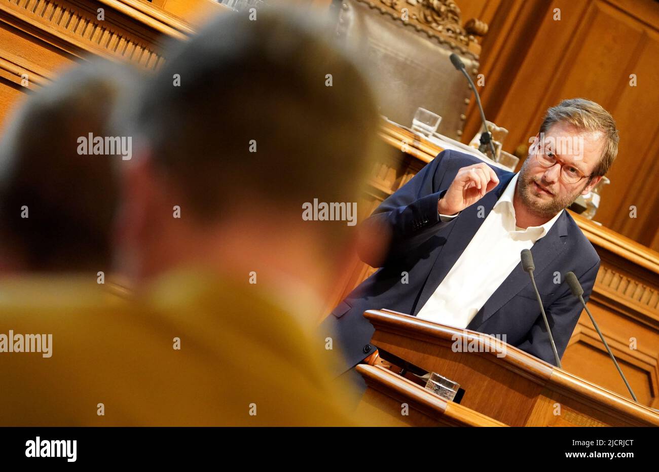 Hamburg, Deutschland. 15.. Juni 2022. Anjes Tjarks (Bündnis 90/die Grünen), Senatorin für Verkehr und Mobilitätswandel, spricht in der aktuellen Stunde zum Thema Resident Parking Zones für Mitarbeiter lokaler Unternehmen während der Sitzung des Hamburger Parlaments im Rathaus. Kredit: Marcus Brandt/dpa/Alamy Live Nachrichten Stockfoto