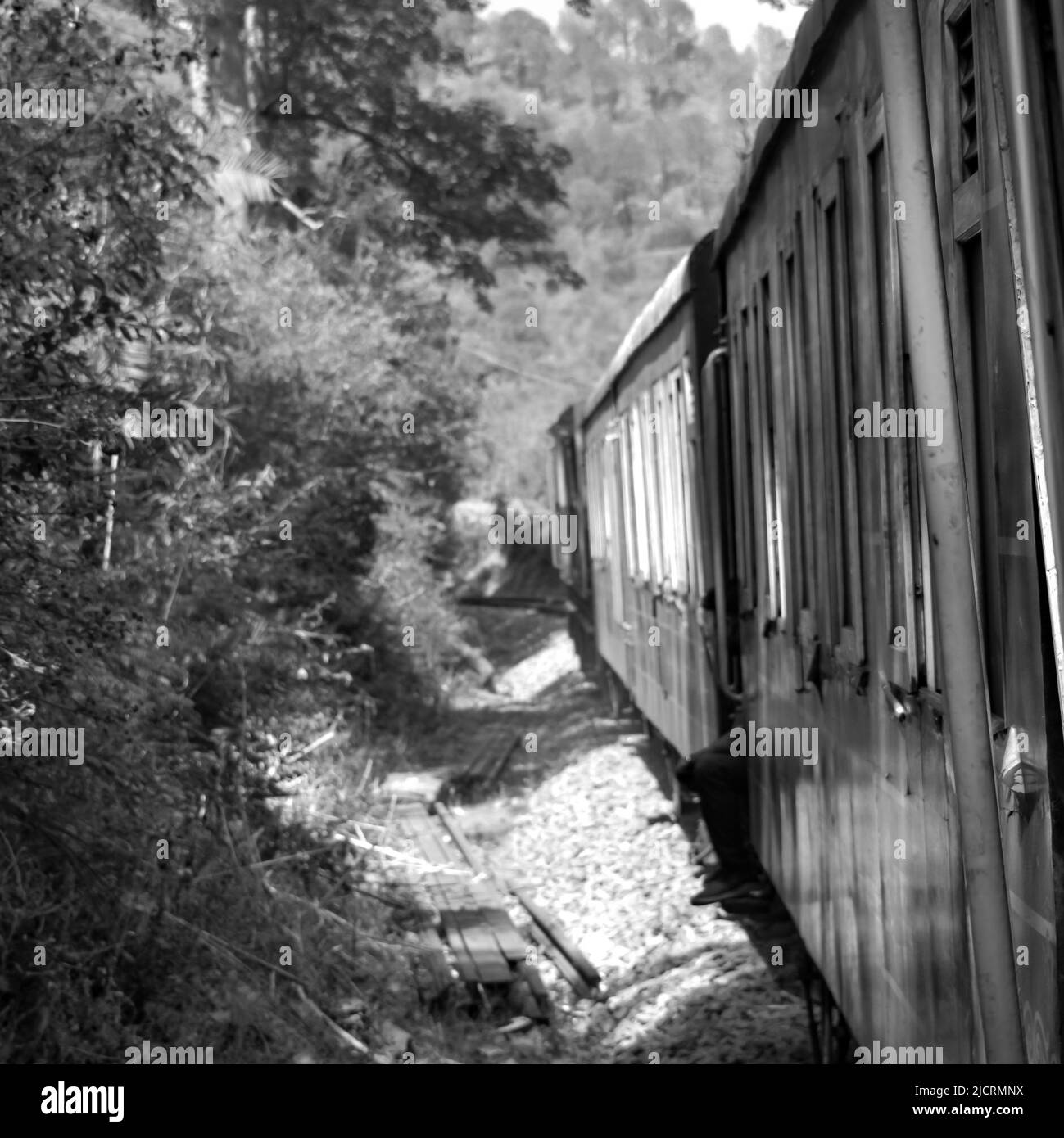 Toy Train bewegt sich auf Berghang, schöne Aussicht, eine Seite Berg, eine Seite Tal bewegt sich auf der Eisenbahn auf den Hügel, inmitten grüner Naturwald.Spielzeug t Stockfoto