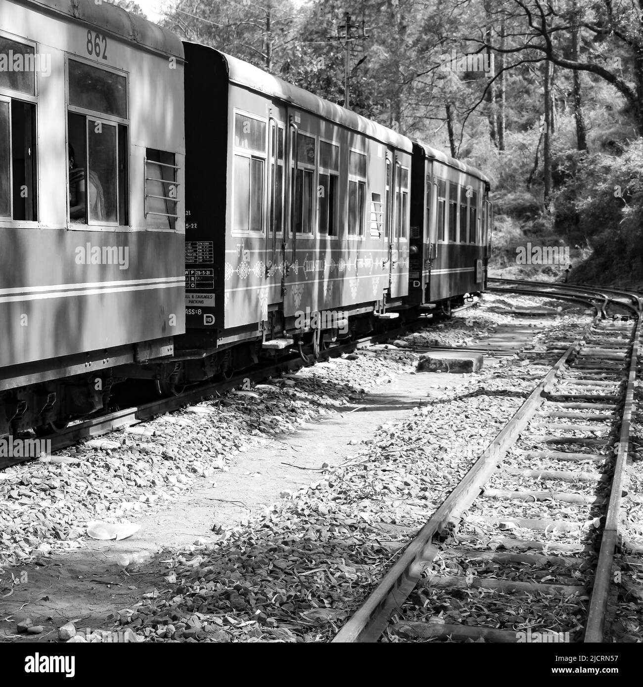 Toy Train bewegt sich auf Berghang, schöne Aussicht, eine Seite Berg, eine Seite Tal bewegt sich auf der Eisenbahn auf den Hügel, inmitten grüner Naturwald.Spielzeug t Stockfoto