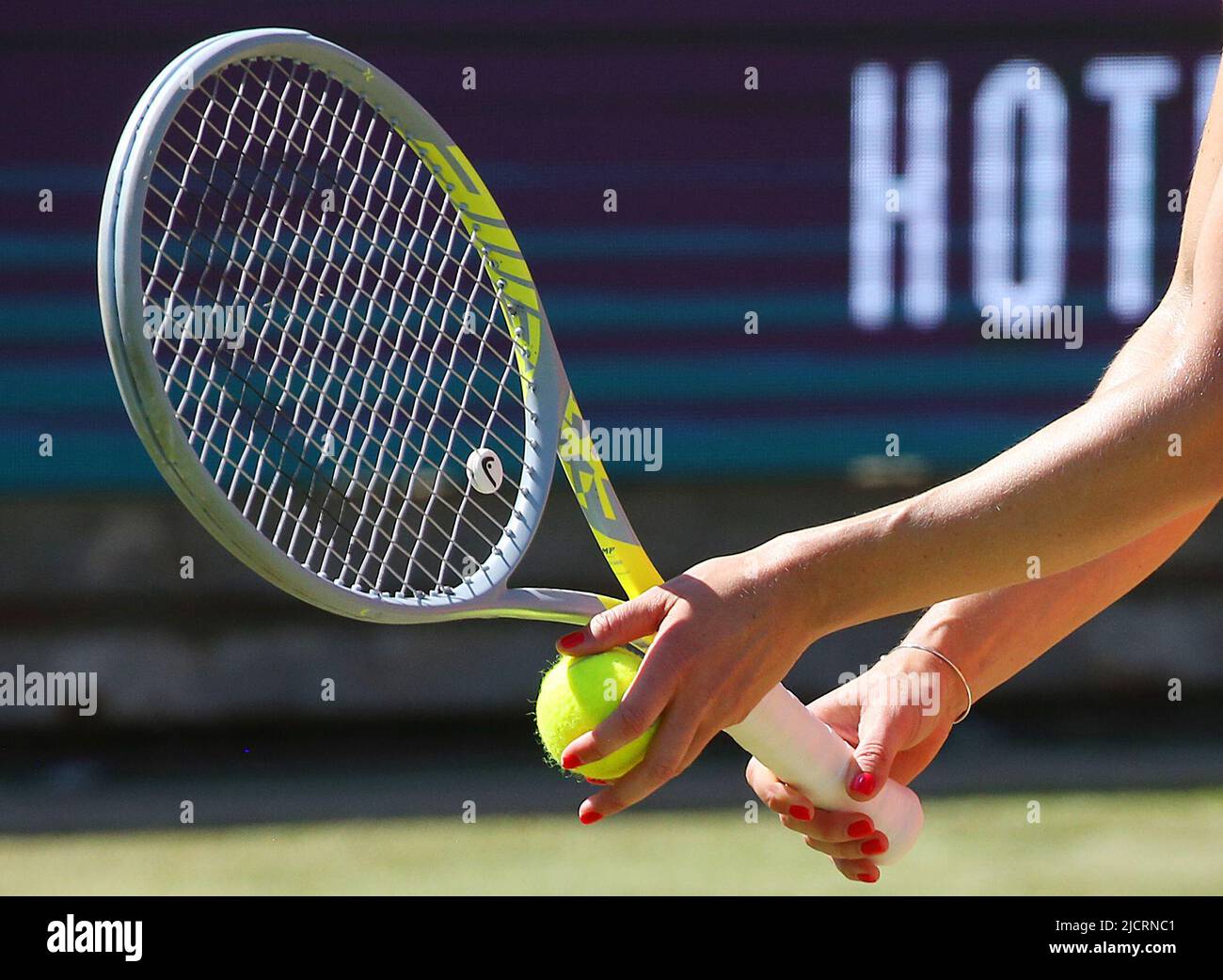 Berlin, Deutschland. 15.. Juni 2022. Tennis, WTA Tour, Runde mit 16 Singles, Frauen, Wettkampf, 1. Runden Sasnovich (aus Russland) - Petkovic (Deutschland), Steffi-Graf-Stadion: Aliaksandra Sasnovich bereitet den Aufschlag vor. Quelle: Wolfgang Kumm/dpa/Alamy Live News Stockfoto