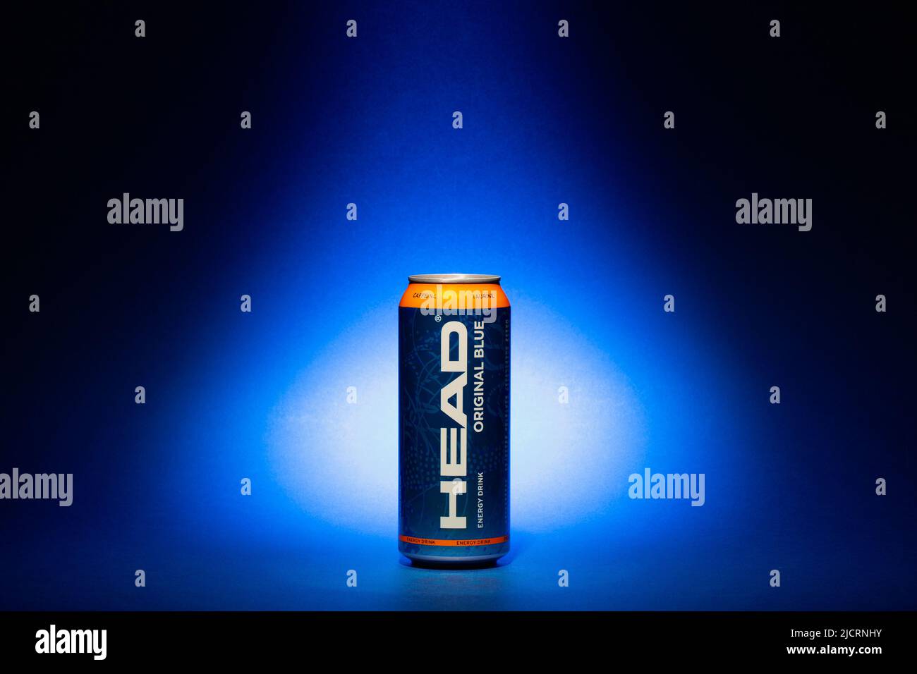 Prag, Tschechische Republik - 19, 2022. Mai: HEAD Energy Drink auf blauem Hintergrund. HEAD Energy Drinks enthalten Koffein und Taurin, die das c stimulieren Stockfoto