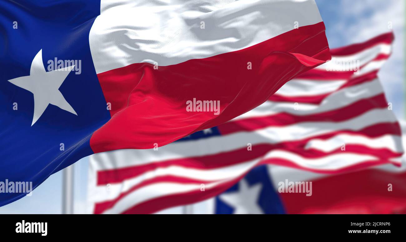 Die Staatsflagge von Texas winkt zusammen mit der Nationalflagge der Vereinigten Staaten von Amerika. Texas s ein Staat in der South Central Region der United St. Stockfoto