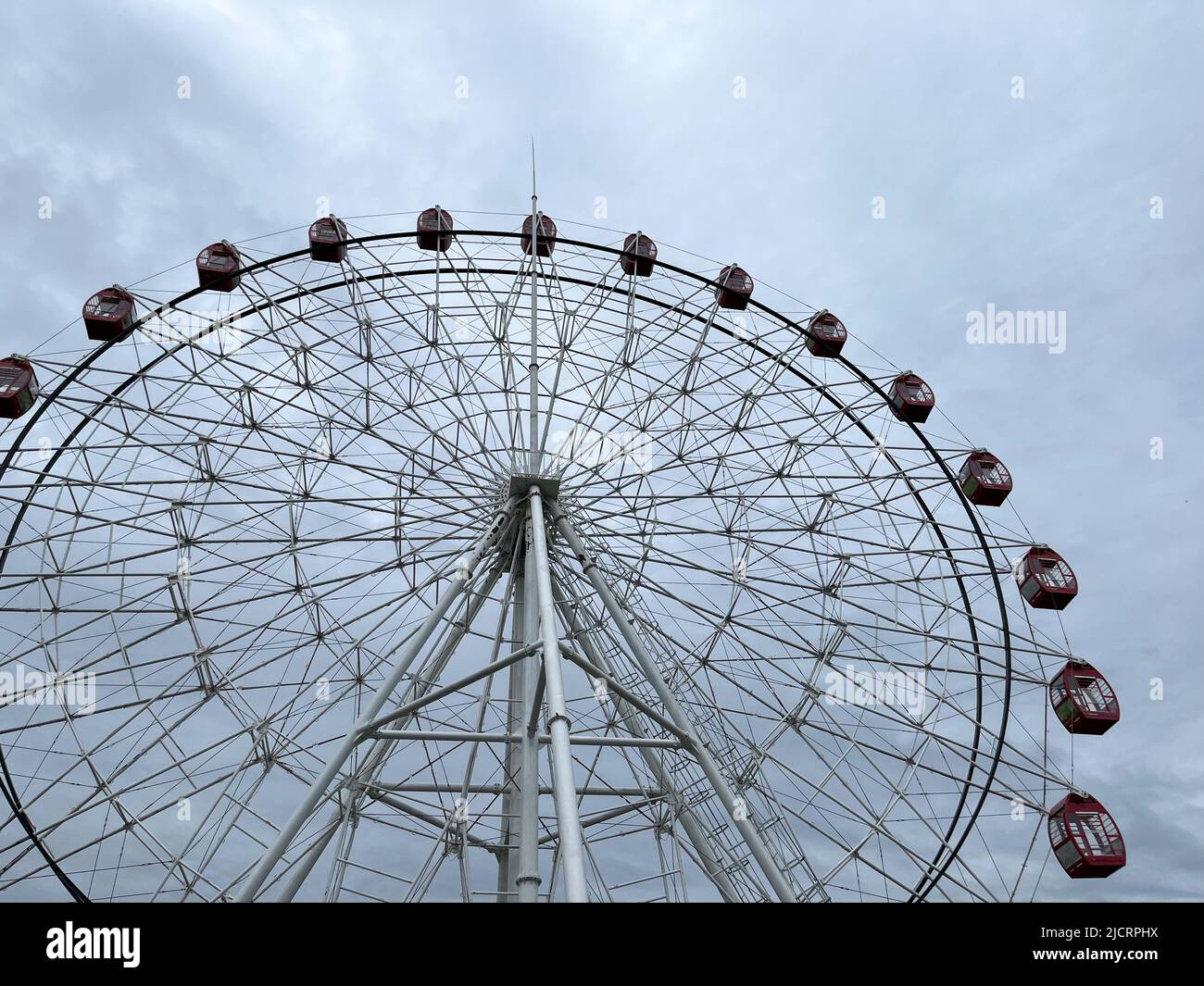 Das Riesenrad oder das Riesenrad ist eine mechanische Attraktion in Form eines großen, vertikal montierten Rades, an dessen Rand Kabinen für Passagiere montiert sind Stockfoto