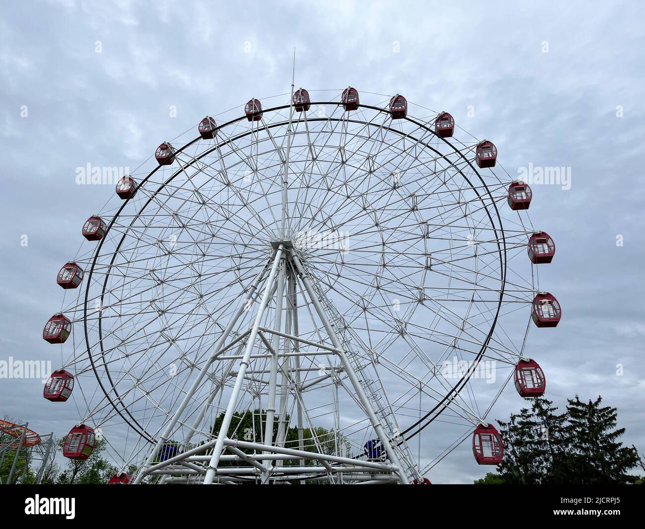 Das Riesenrad oder das Riesenrad ist eine mechanische Attraktion in Form eines großen, vertikal montierten Rades, an dessen Rand Kabinen für Passagiere montiert sind Stockfoto