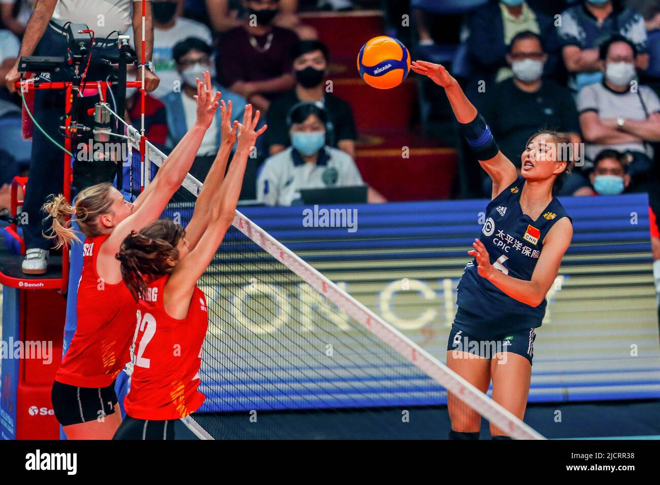 Quezon City. 15.. Juni 2022. Gong Xiangyu (R) aus China spielt am 15. Juni 2022 in Quezon City, Philippinen, gegen Belgien im Rahmen des FIVB Volleyball Nations League Women's Pool 4. Quelle: Rouelle Umali/Xinhua/Alamy Live News Stockfoto