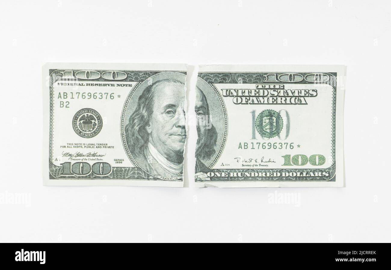 Gefälschte zerrissene Dollar-Rechnung isoliert auf weißem Hintergrund Stockfoto