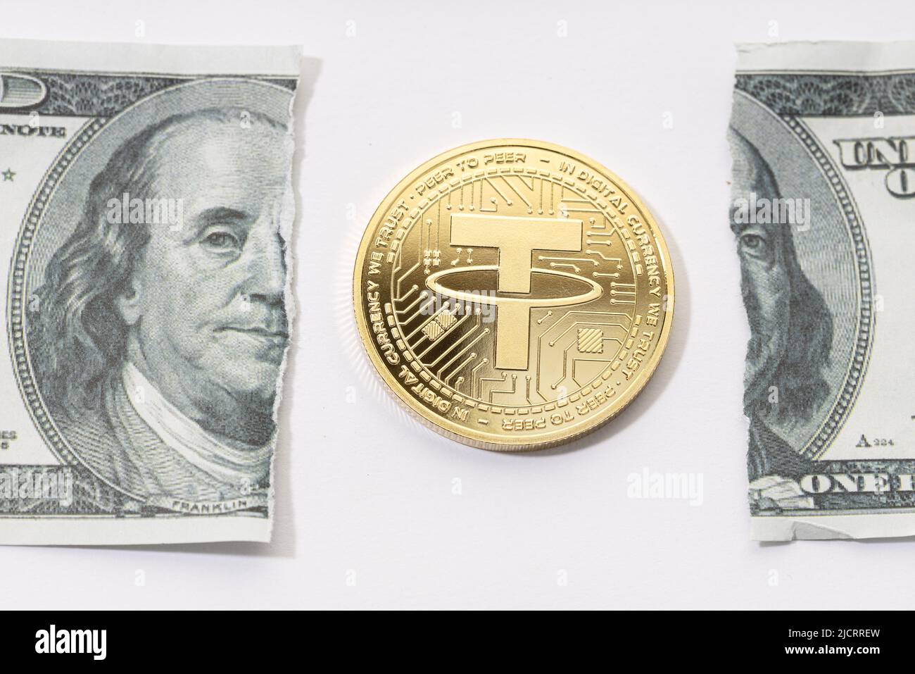 Tether USDT Münze und zerrissenen Dollar-Schein. Gebrochenes USDT-Dollar-Paritätskonzept Stockfoto