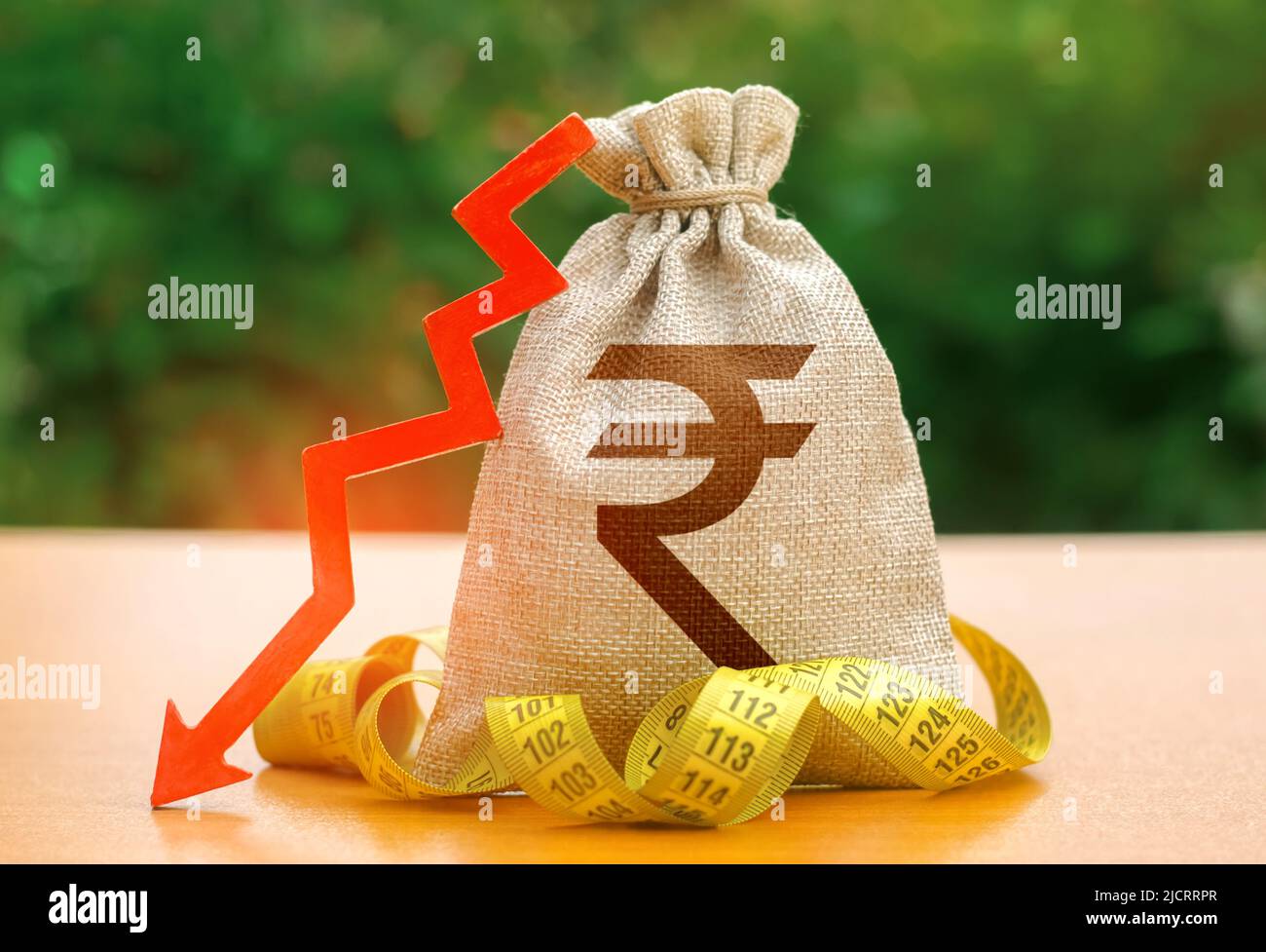 Indische Rupie Geldbeutel mit Pfeil nach unten und Maßband. Niedrigere Löhne, Kürzungen der Sozialleistungen. Kosten senken, sparen. Kapitalabfluss. Abnahme in d Stockfoto