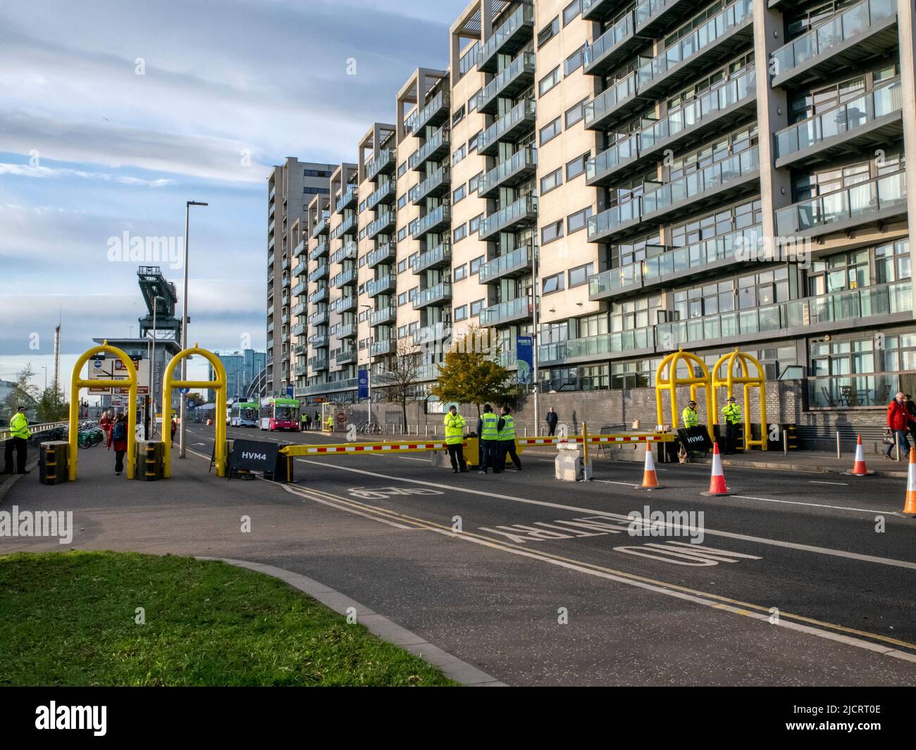 Glasgow, Schottland. VEREINIGTES KÖNIGREICH. 4.. November 2021: Sicherheitsstationen in der Nähe der SEC in Glasgow. Stockfoto
