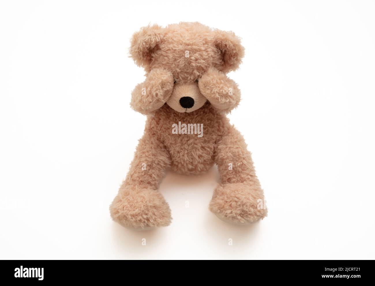 Teddybär-Deckelauge isoliert auf weißem Hintergrund, Vorderansicht. Konzept für Kindesmissbrauch. Stockfoto